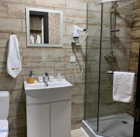 اتاق خانوادگی با چشم‌انداز کوه, Four Seasons In Carpathians