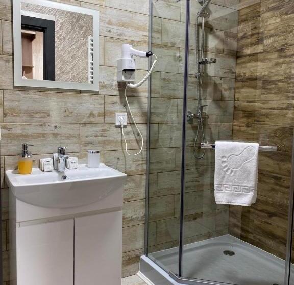 اتاق خانوادگی با چشم‌انداز کوه, Four Seasons In Carpathians