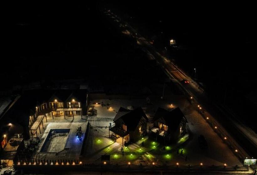 اتاق استاندارد با چشم‌انداز کوهستان, Four Seasons In Carpathians