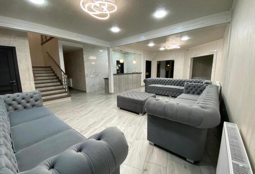 اتاق استاندارد با چشم‌انداز کوهستان, Four Seasons In Carpathians