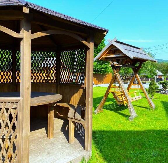 خانه 1 خوابه, Four Seasons In Carpathians