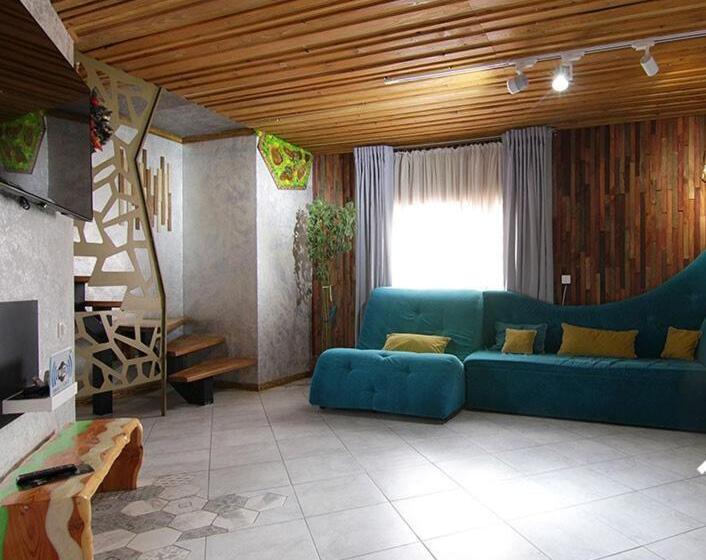 خانه 1 خوابه, Four Seasons In Carpathians