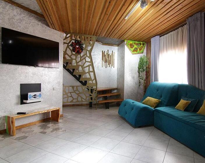 خانه 1 خوابه, Four Seasons In Carpathians