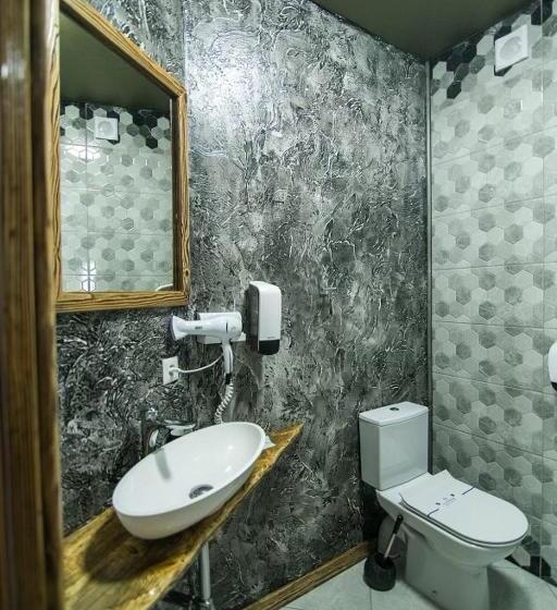 خانه 1 خوابه, Four Seasons In Carpathians