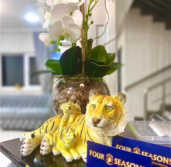 اتاق خانوادگی با چشم‌انداز کوه, Four Seasons In Carpathians