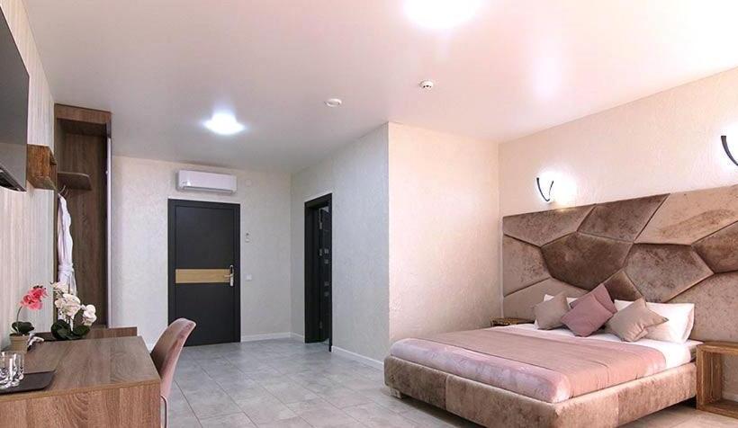 اتاق خانوادگی با چشم‌انداز کوه, Four Seasons In Carpathians