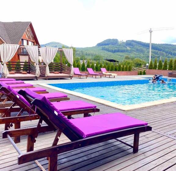 اتاق خانوادگی با چشم‌انداز کوه, Four Seasons In Carpathians