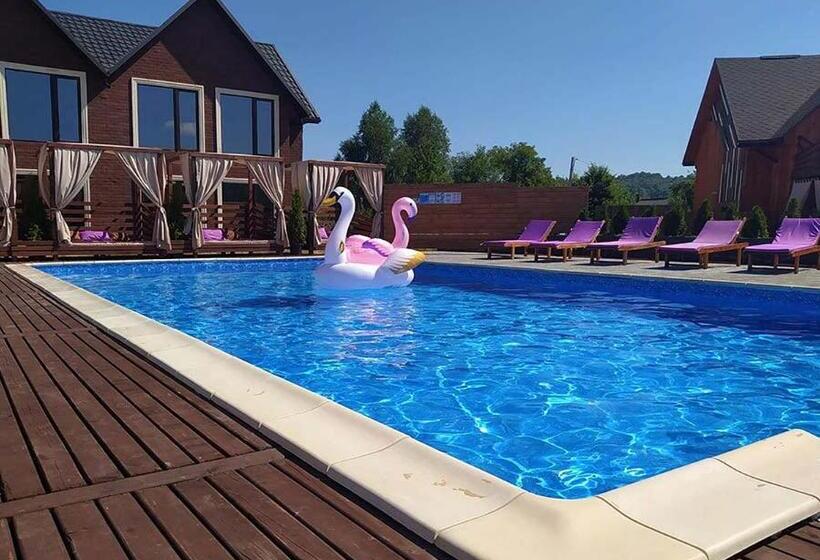 اتاق خانوادگی با چشم‌انداز کوه, Four Seasons In Carpathians