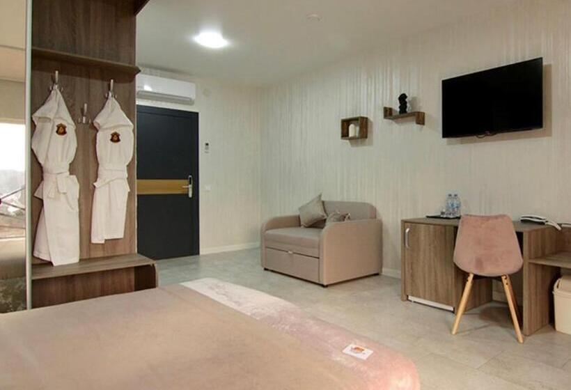 اتاق خانوادگی با چشم‌انداز کوه, Four Seasons In Carpathians