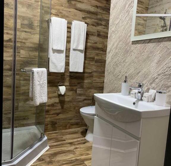 اتاق استاندارد با چشم‌انداز کوهستان, Four Seasons In Carpathians