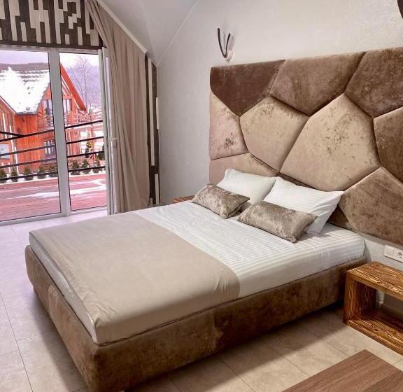 اتاق استاندارد با چشم‌انداز کوهستان, Four Seasons In Carpathians