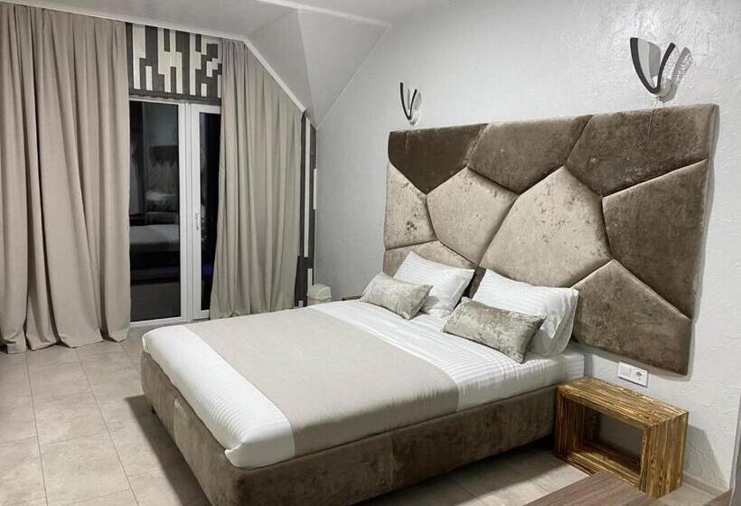 اتاق استاندارد با چشم‌انداز کوهستان, Four Seasons In Carpathians