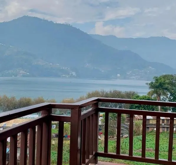 اتاق لوکس خانوادگی, Chino Pokhara