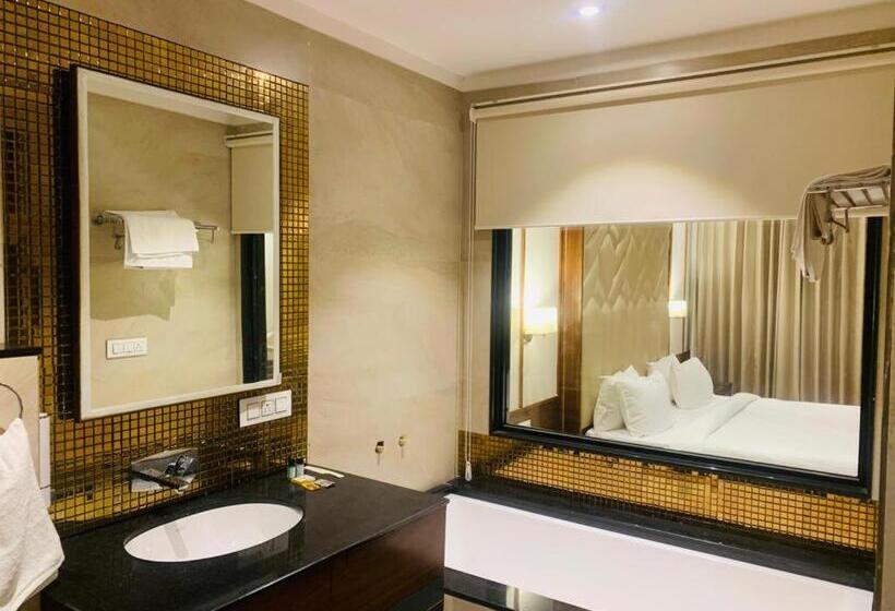 סוויטה משפחתית, West End View