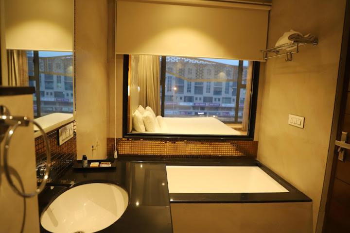 סוויטה משפחתית, West End View