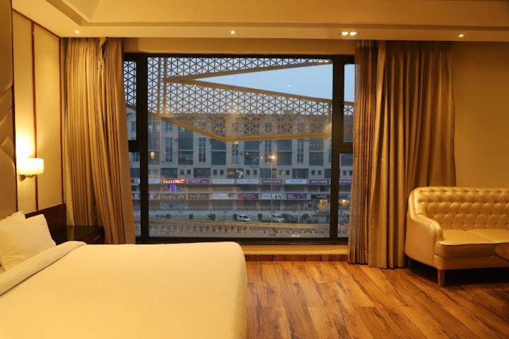 סוויטה משפחתית, West End View