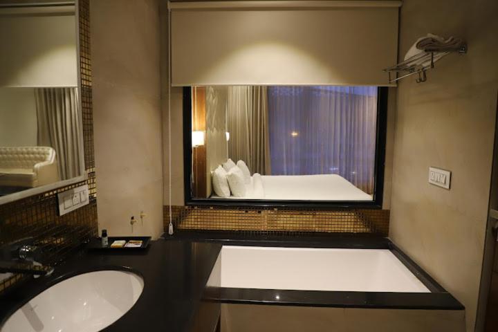 סוויטה משפחתית, West End View