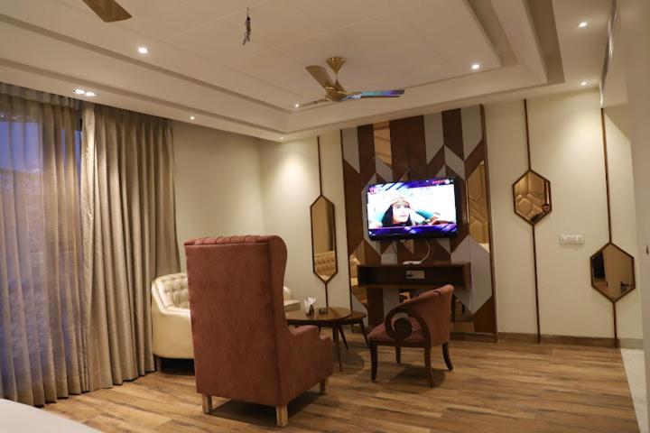 סוויטה משפחתית, West End View