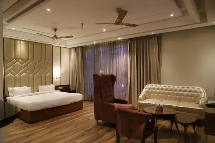 סוויטה משפחתית, West End View