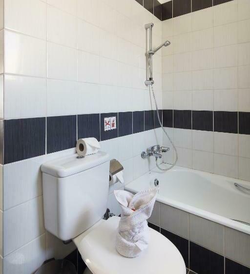 חדר סטודיו סטנדרד, Club St. George