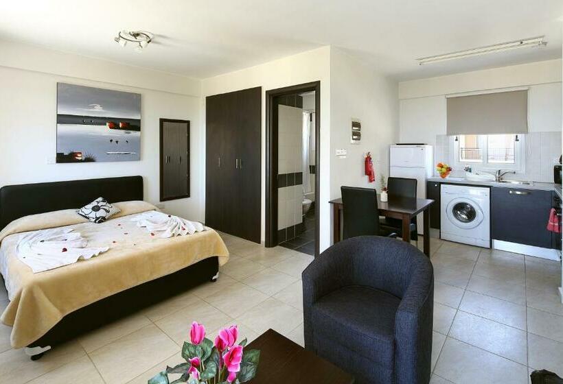 חדר סטודיו סטנדרד, Club St. George