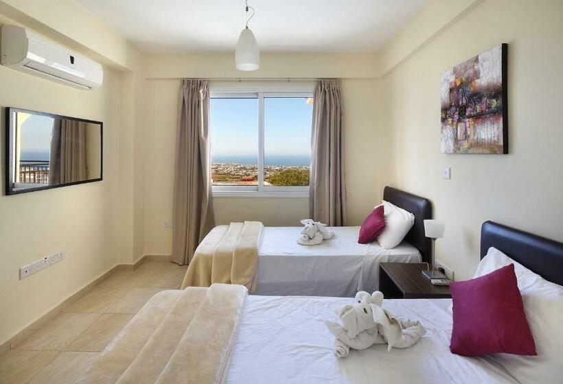 דירת שני חדרים, Club St. George