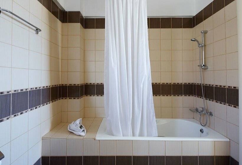 דירת שני חדרים, Club St. George