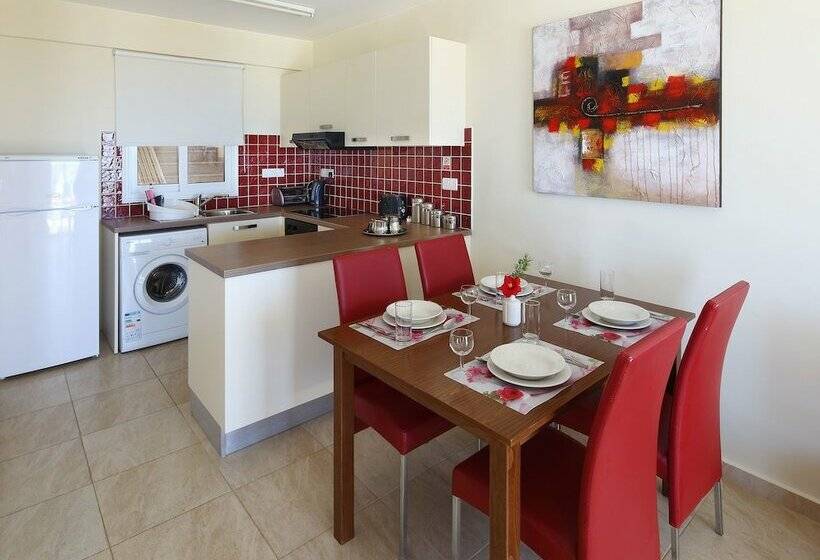 דירת שני חדרים, Club St. George