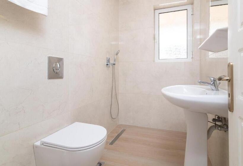 Medencére Néző 1 Szobás Apartman, Edelweiss