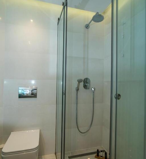 Medencére Néző Standard Szoba, Edelweiss