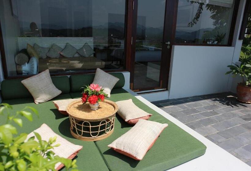 غرفة تنفيذية, Luang Prabang View