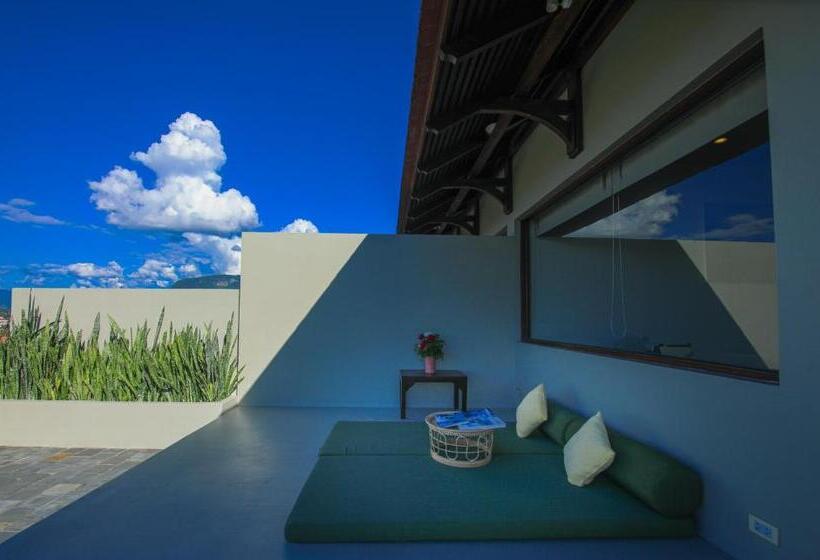 غرفة تنفيذية, Luang Prabang View