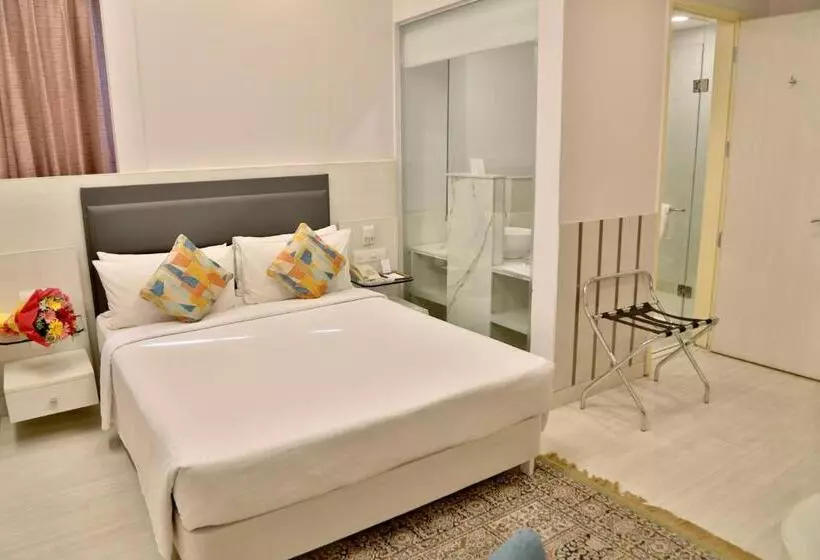 キングサイズベッドのデラックスルーム, Sarovar Portico Naraina,