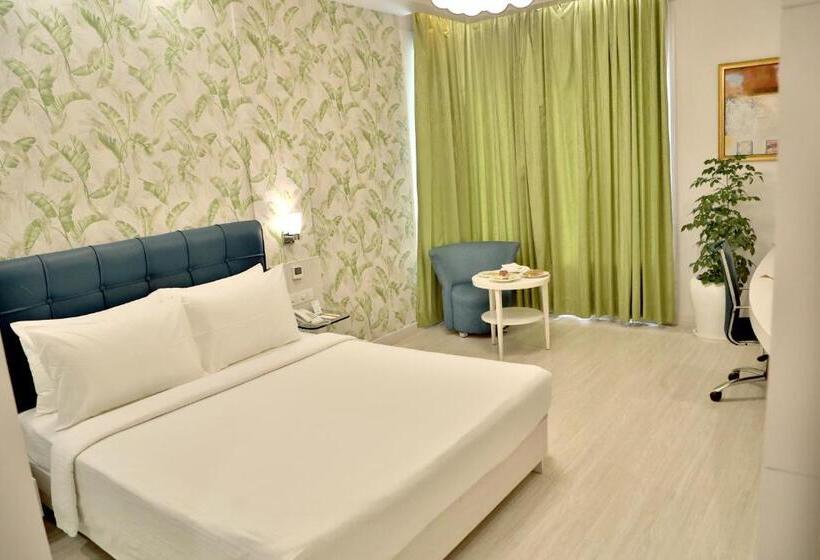 キングサイズベッドのデラックスルーム, Sarovar Portico Naraina,
