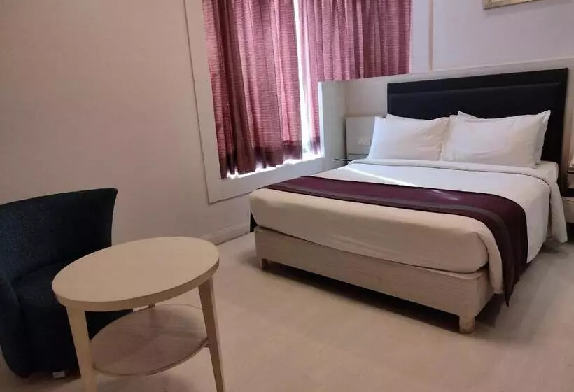 キングサイズベッドのデラックスルーム, Sarovar Portico Naraina,