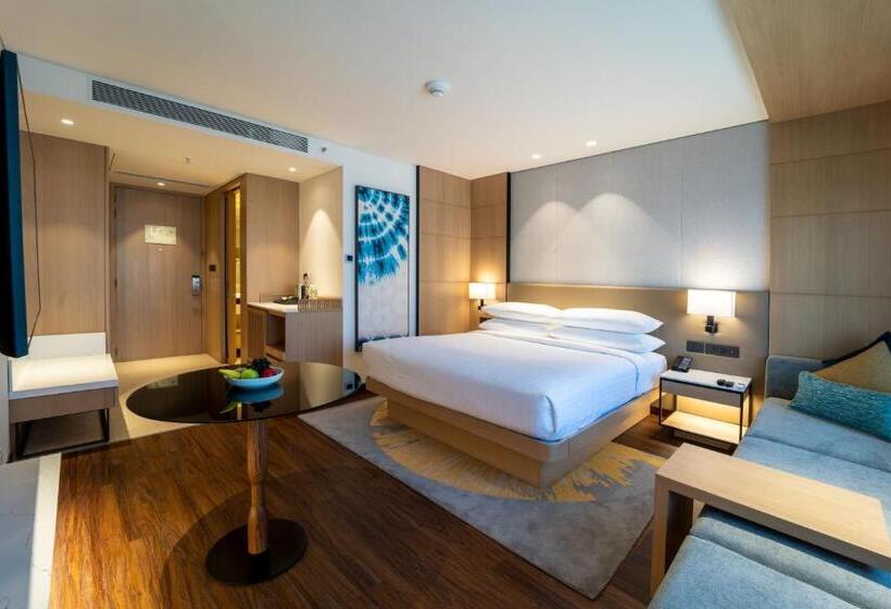 חדר דלוקס,מיטת קינג עם נוף לעיר, Courtyard By Marriott Vadodara