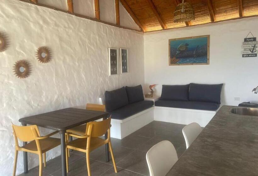 オーシャンビュースタンダードルームバルコニー付き, Marina Bungalows