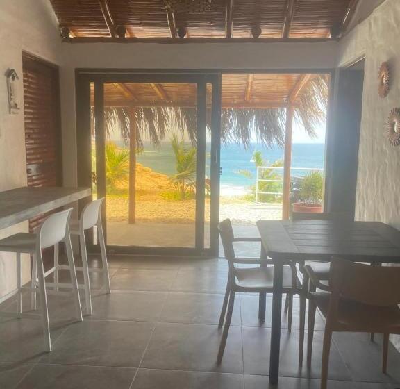 オーシャンビュースタンダードルームバルコニー付き, Marina Bungalows