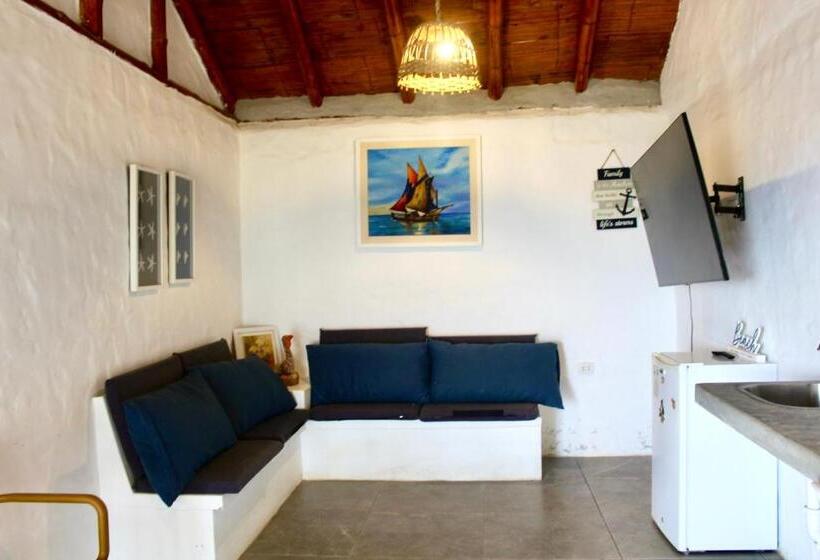 オーシャンビュースタンダードルームバルコニー付き, Marina Bungalows