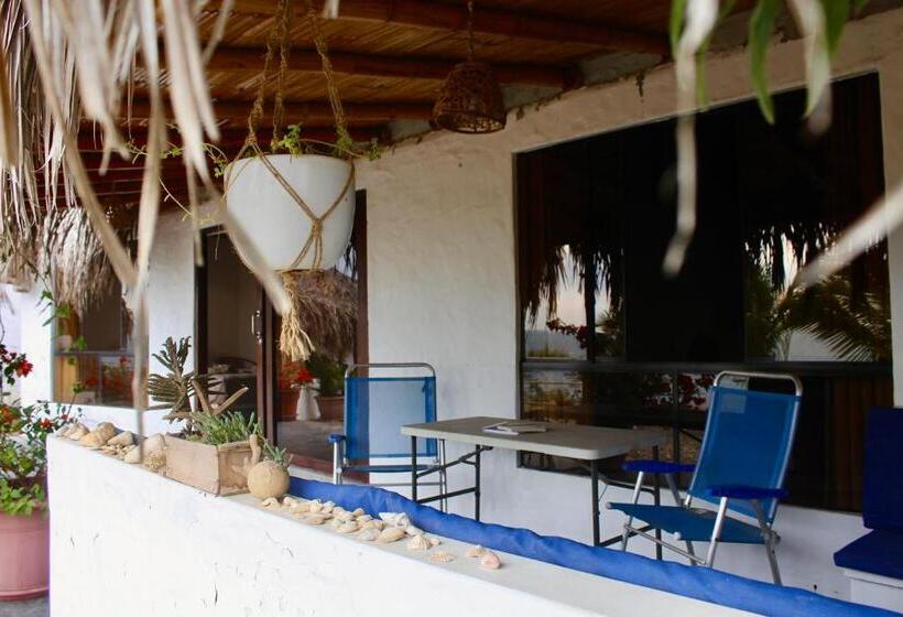 オーシャンビュースタンダードルームバルコニー付き, Marina Bungalows