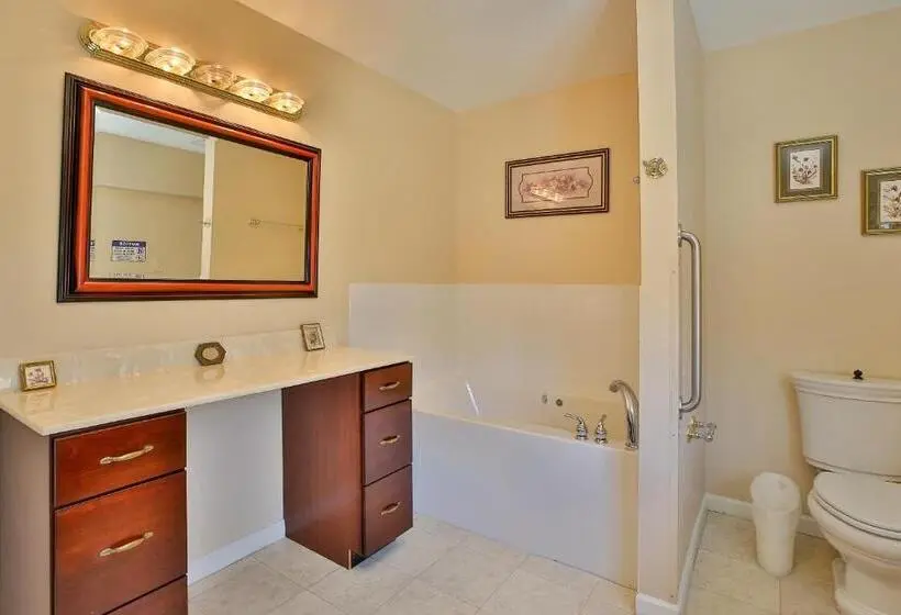 バルコニー付きスタンダードトリプルルーム, Purcellville Home