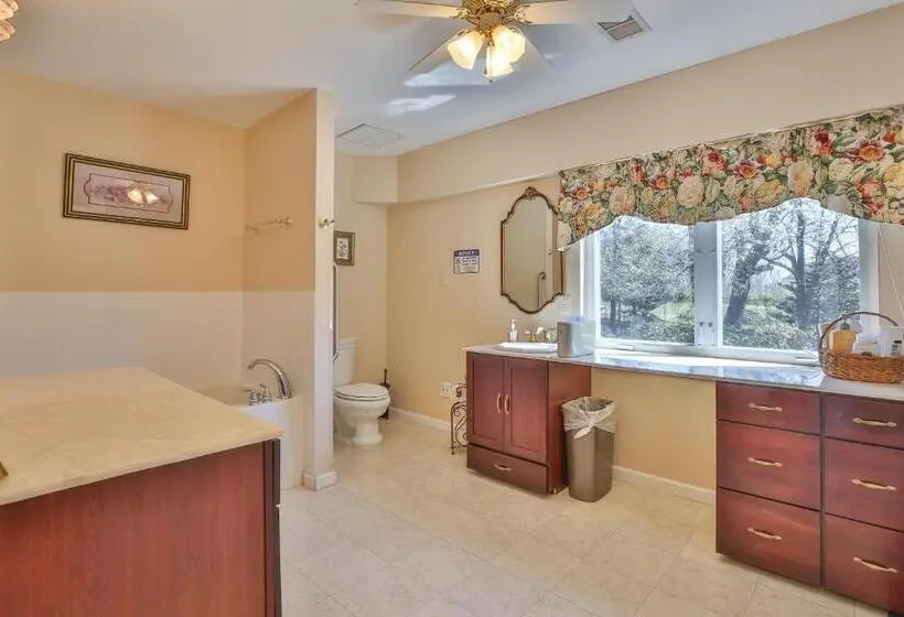バルコニー付きスタンダードトリプルルーム, Purcellville Home