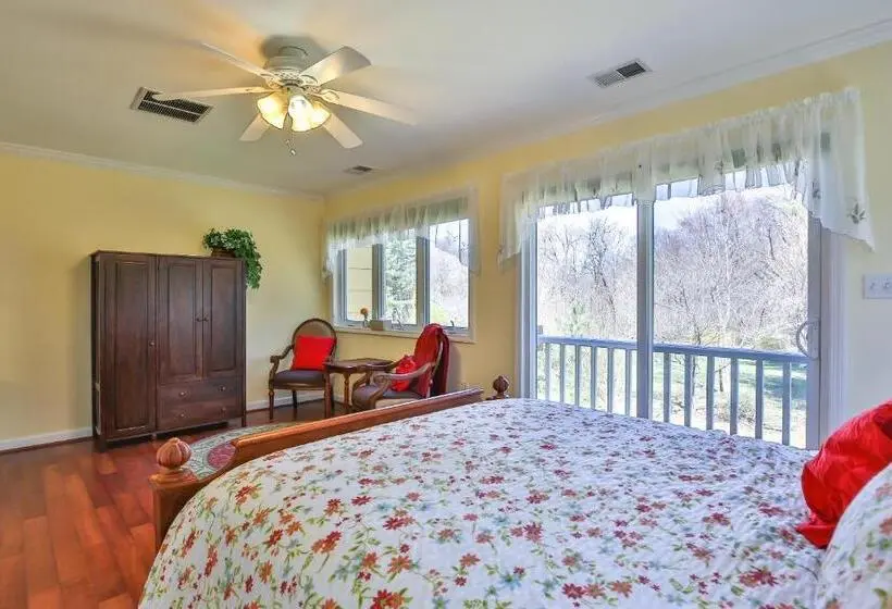 バルコニー付きスタンダードトリプルルーム, Purcellville Home