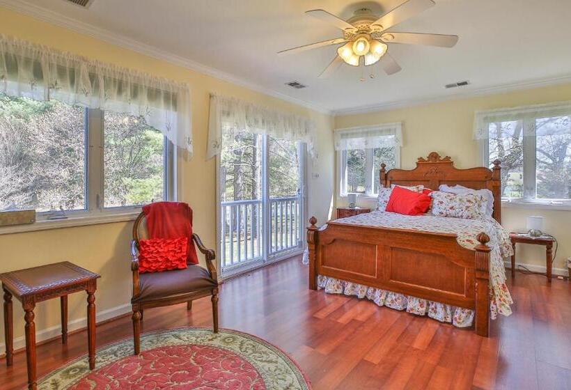 バルコニー付きスタンダードトリプルルーム, Purcellville Home