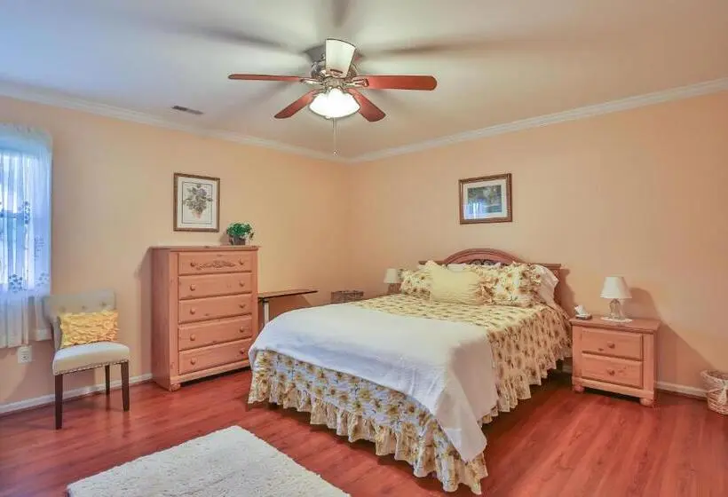 スタンダードトリプルルーム, Purcellville Home