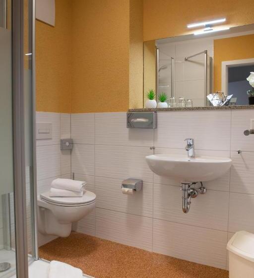 חדר משפחתי, Zur Kulturweberei