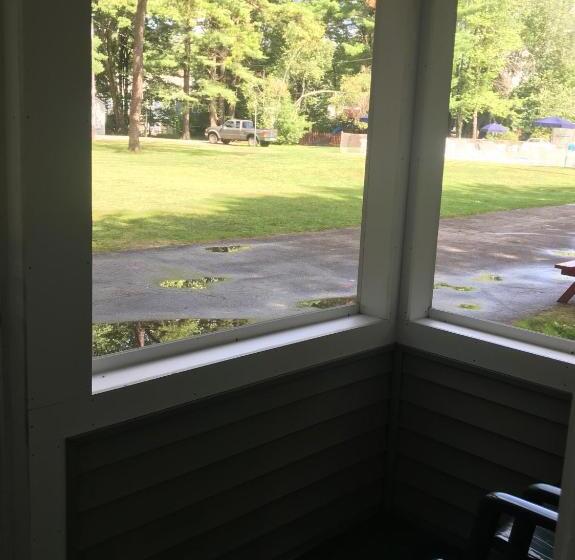 스위트 킹사이즈 침대, Elmwood Motor Court