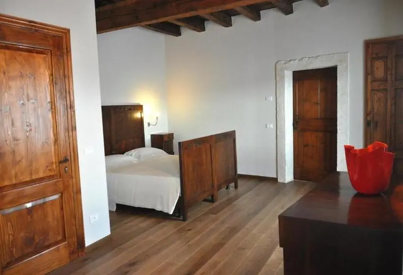 Standard Kolmen Hengen Huone, Corte Castello