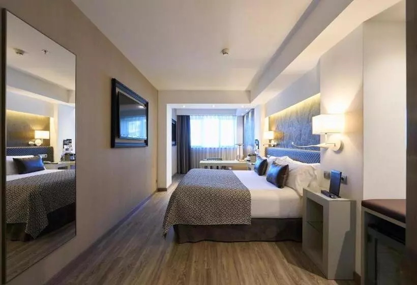 سوییت جونیور, Catalonia Square 4* Sup