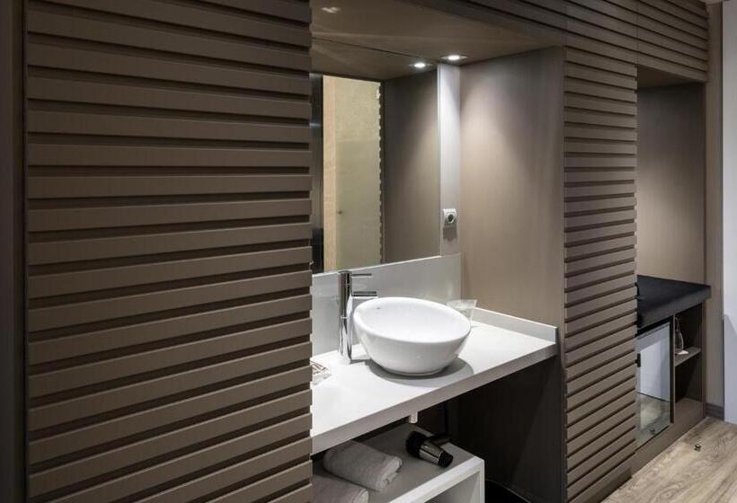 سوئیت جونیور با تراس, Catalonia Square 4* Sup